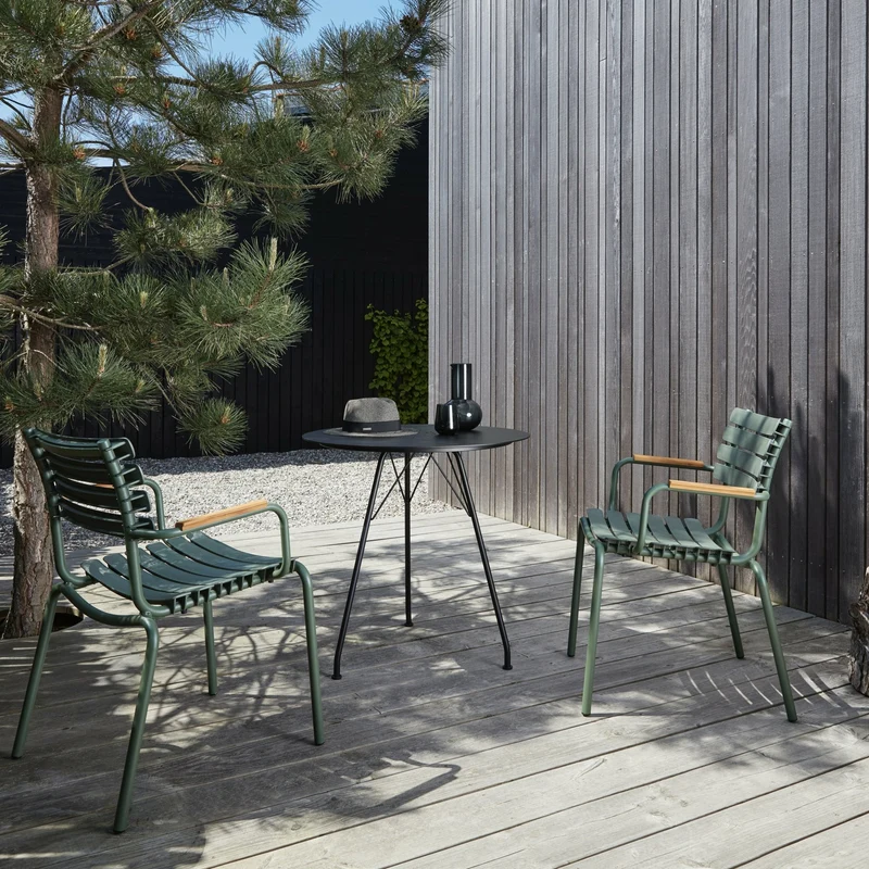 Chaise en plastique recyclé aluminium vert olive et accoudoirs en bambou Reclips - Houe