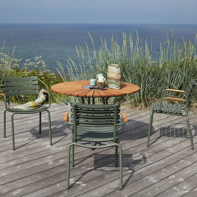 Chaise en plastique recyclé aluminium vert olive et accoudoirs en bambou Reclips - Houe