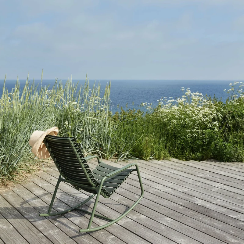 Rocking chair en plastique recyclé et aluminium vert olive Reclips - Houe