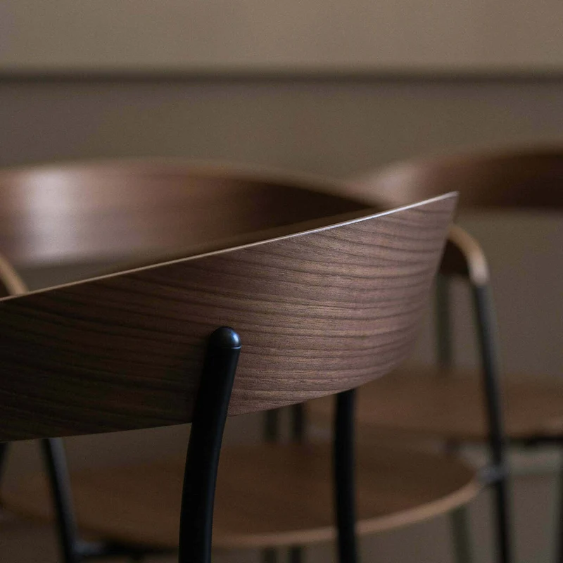 Chaise avec accoudoirs en noyer Missing - New Works