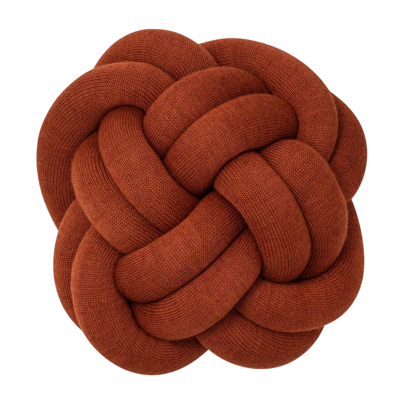 Coussin S en acrylique et laine ocre Knot - Design House Stockholm