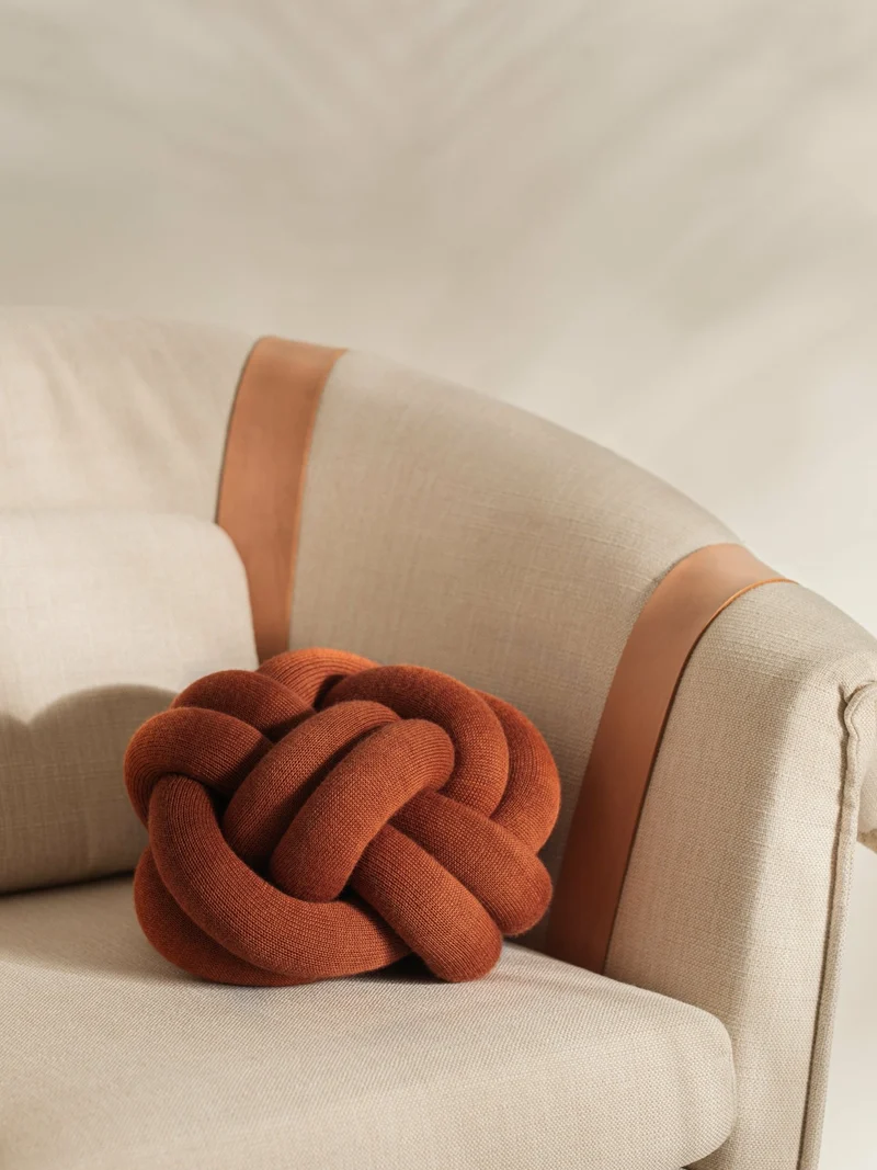 Coussin S en acrylique et laine ocre Knot - Design House Stockholm