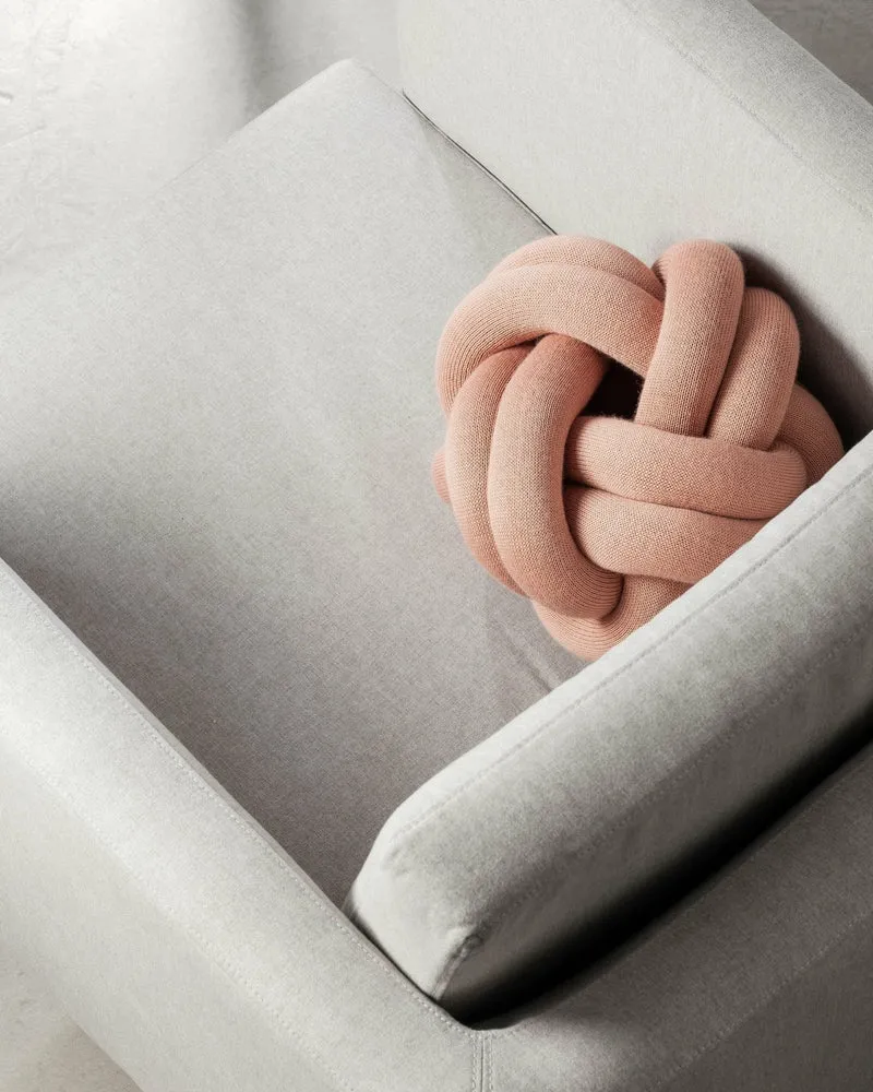 Coussin S en acrylique et laine rose poudré Knot - Design House Stockholm