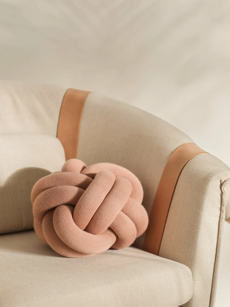 Coussin S en acrylique et laine rose poudré Knot - Design House Stockholm