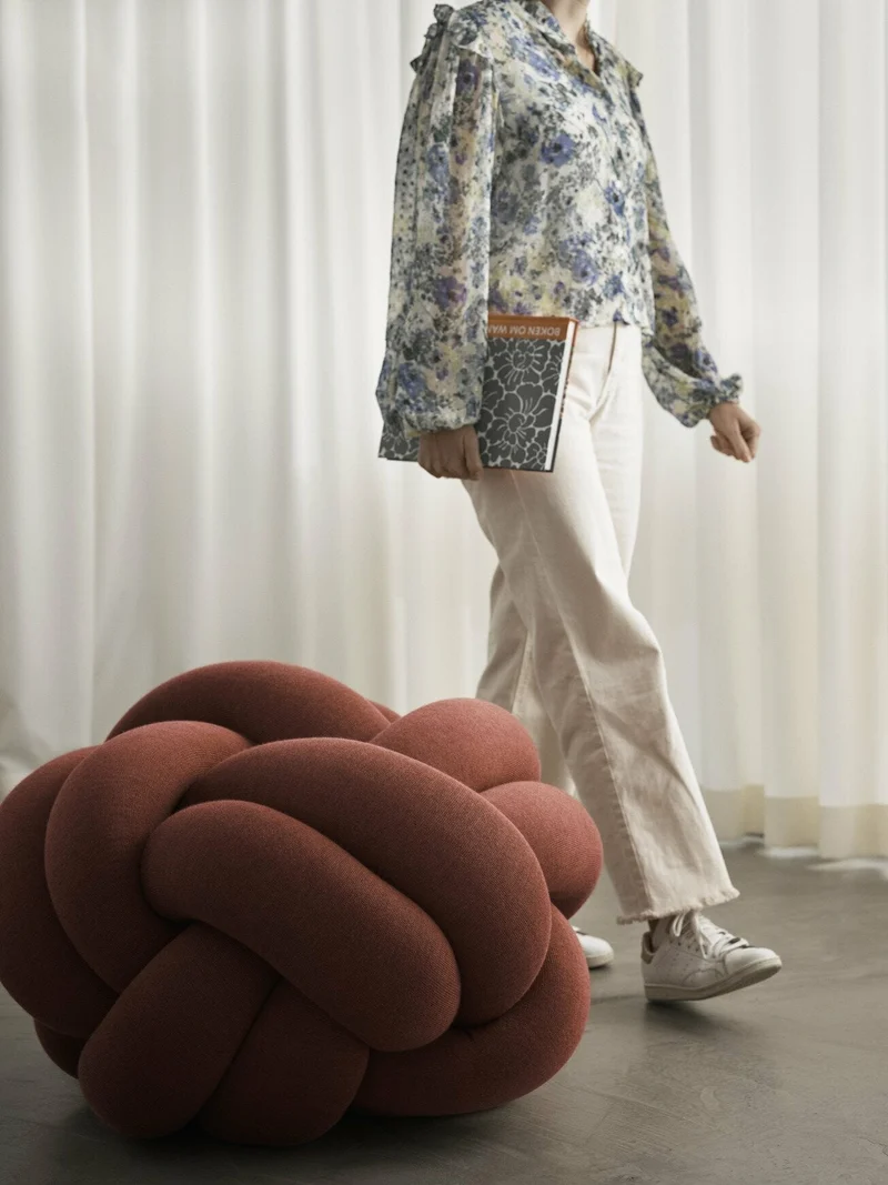 Pouf XL en acrylique et laine ocre Knot - Design House Stockholm