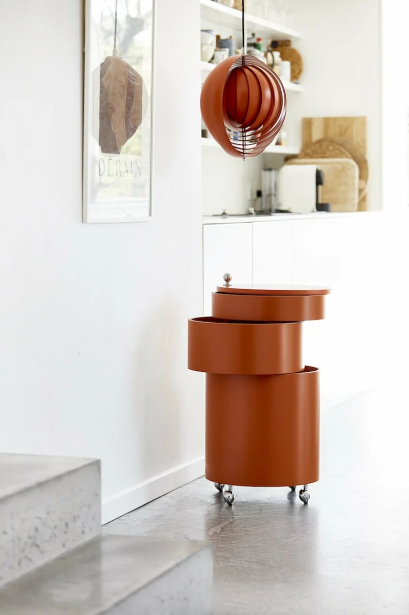Table d'appoint sur roues en bois moulé gris lilas Barboy - Verpan