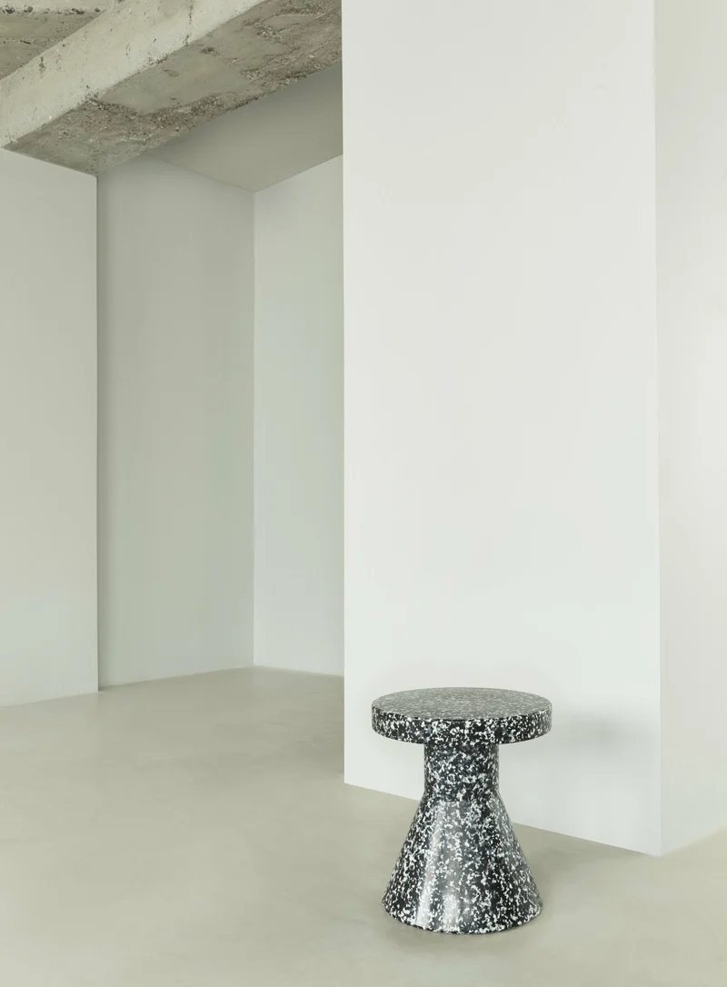 Tabouret en polyéthylène noir Cone Bit noir/blanc - Normann Copenhagen