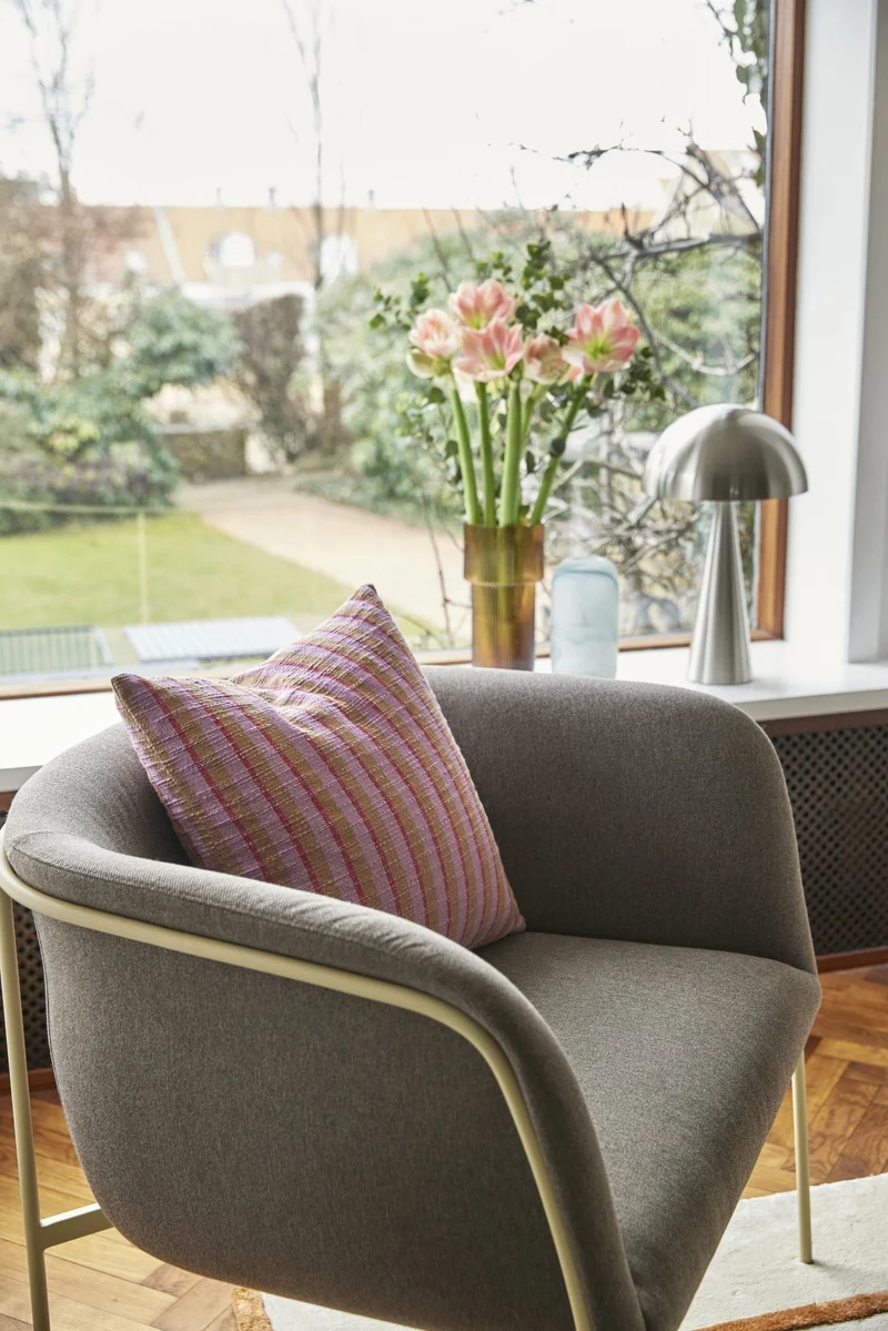 Fauteuil en polyester marron et acier jaune Eyrie - Hübsch
