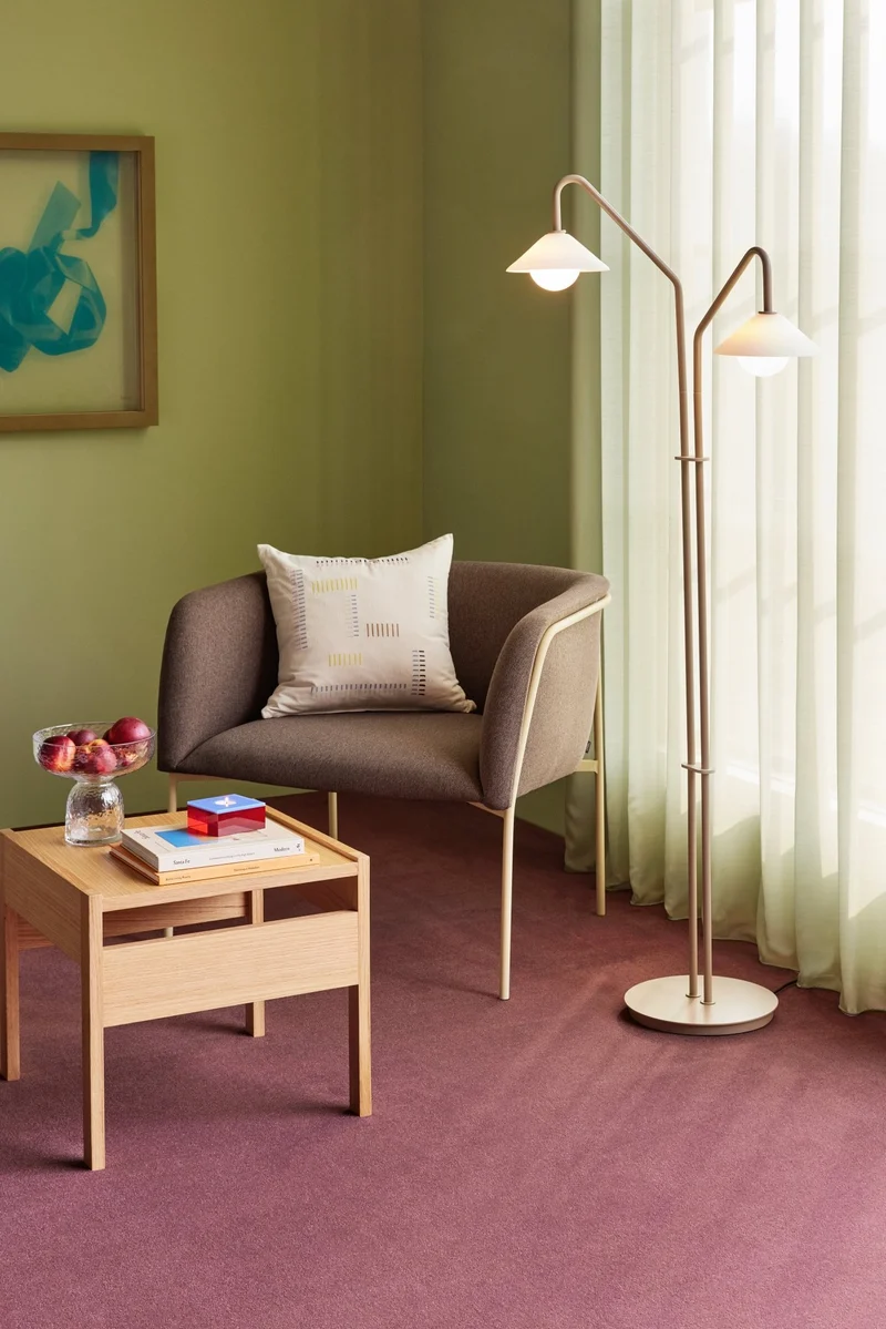 Fauteuil en polyester marron et acier jaune Eyrie - Hübsch