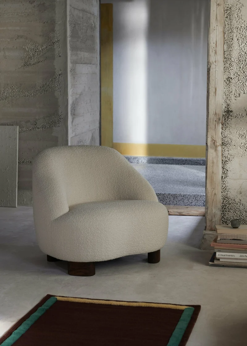 Fauteuil en tissu Karakorum 001 et noyer Margas LC1 - &tradition