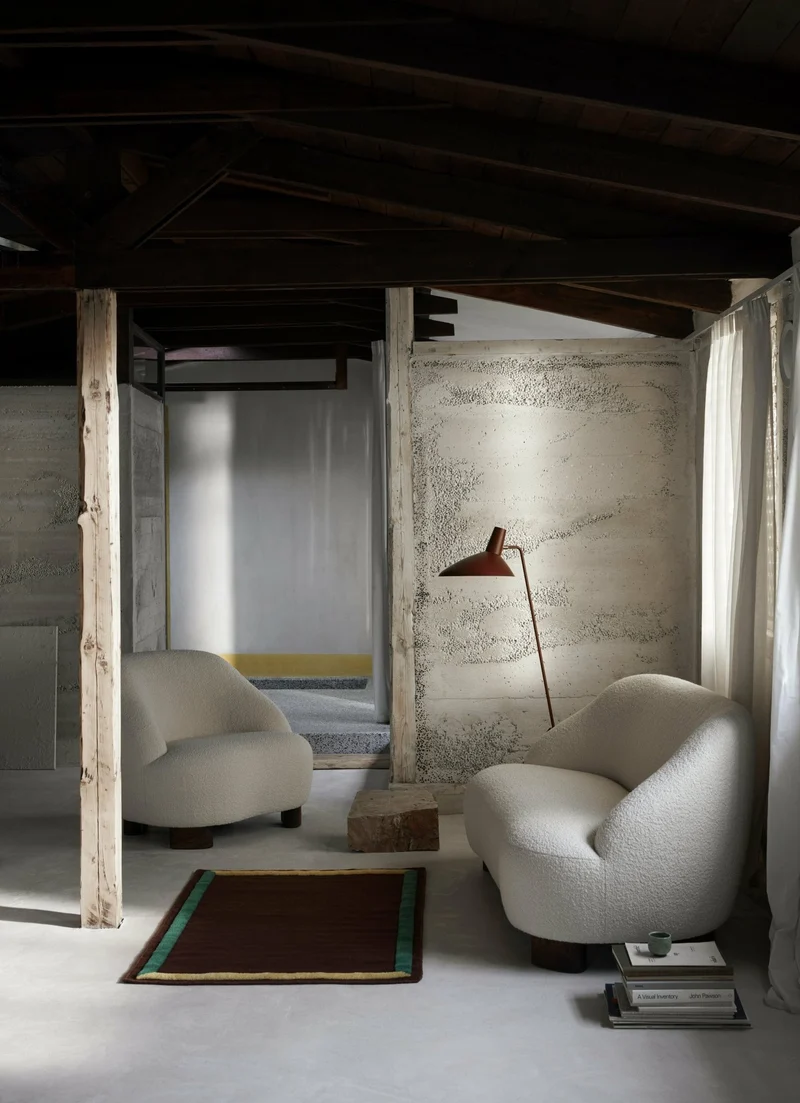 Fauteuil en tissu Karakorum 001 et noyer Margas LC1 - &tradition