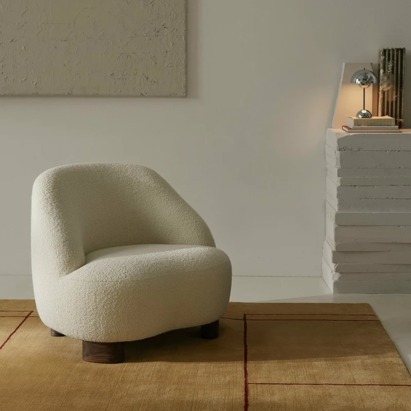 Fauteuil en tissu Karakorum 001 et noyer Margas LC1 - &tradition