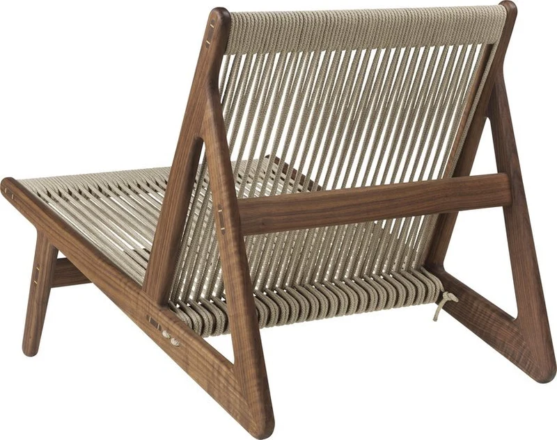 Fauteuil en noyer massif MR01 - Gubi
