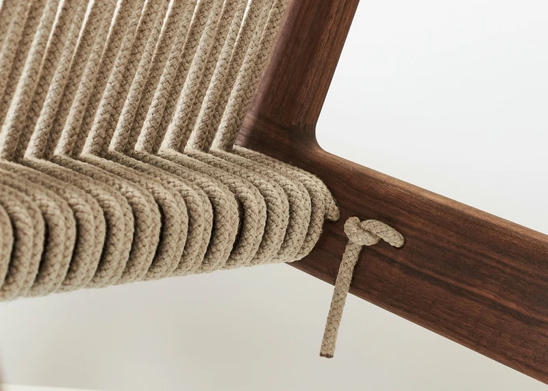 Fauteuil en noyer massif MR01 - Gubi