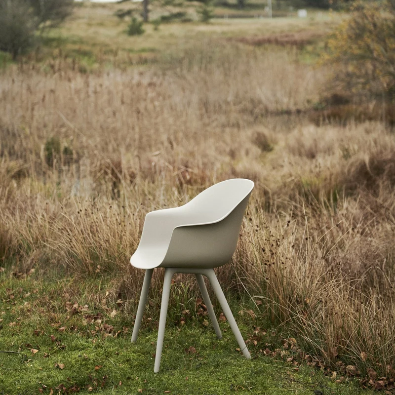 Chaise de jardin new beige Bat - Gubi