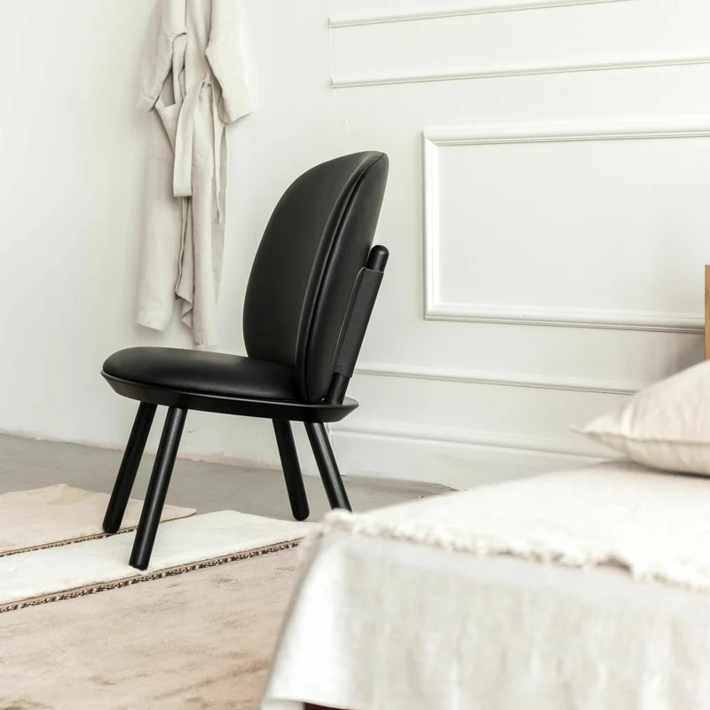Fauteuil en frêne noir et cuir noir Naïve - Emko