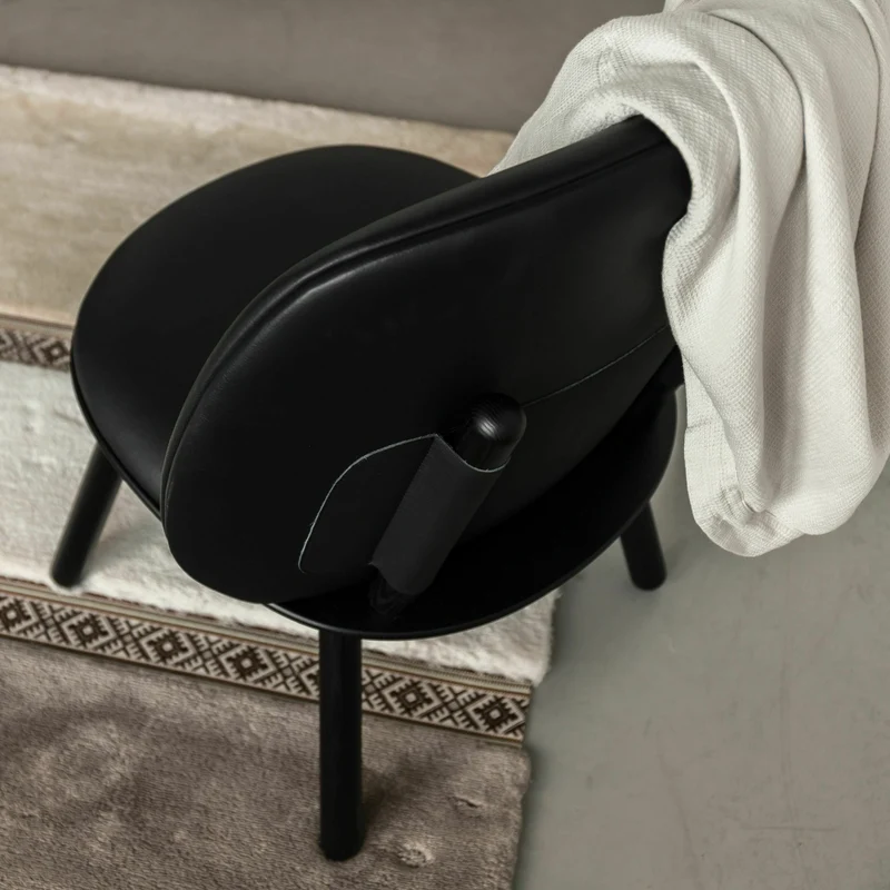 Fauteuil en frêne noir et cuir noir Naïve - Emko