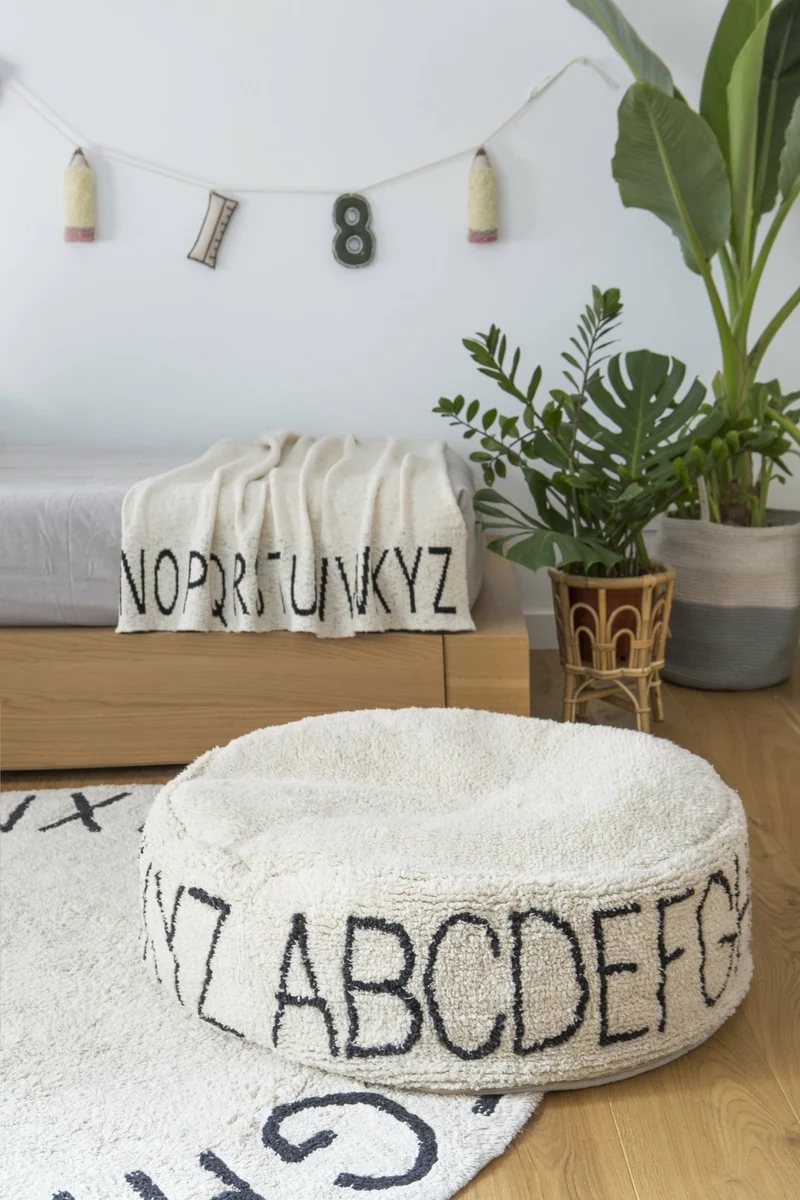 Pouf beige alphabet - Lorena Canals