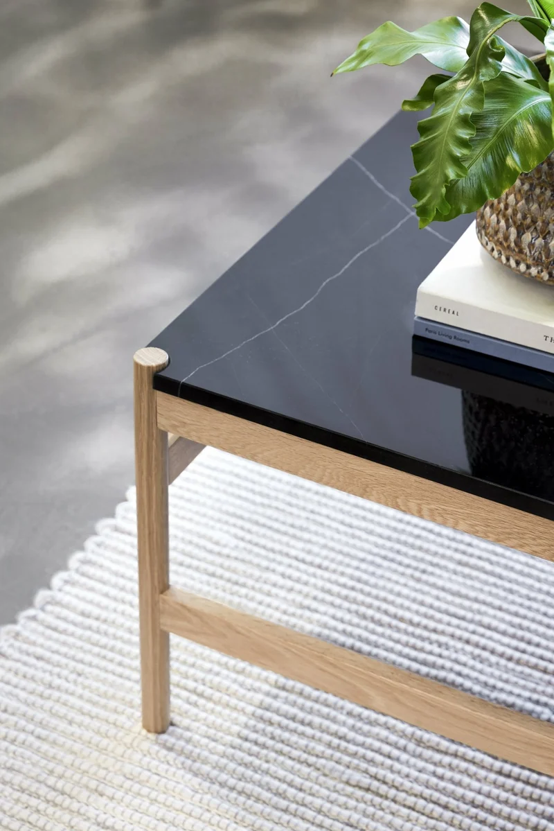 Table basse carrée 80x80 cm marbre noir et bois Raw - Hübsch