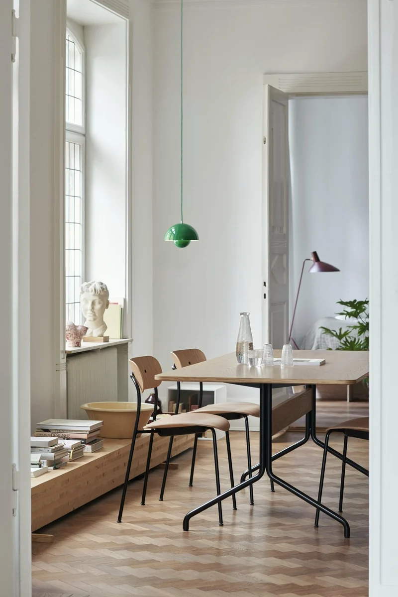 Table à manger en noyer et métal noir 250x110 cm Pavilion AV24 - &tradition