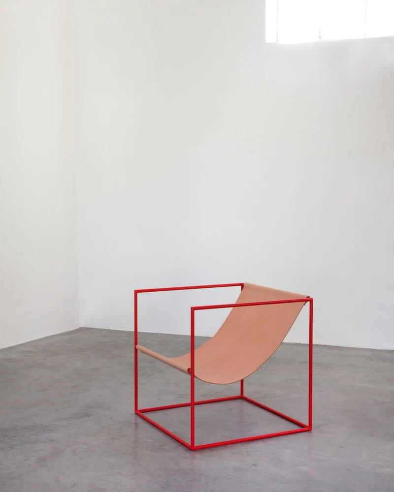 Fauteuil en métal rouge et cuir beige 62x62x61cm Solo Seat - valerie_objects