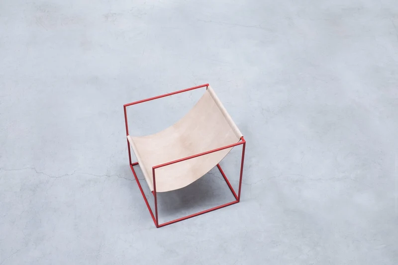 Fauteuil en métal rouge et cuir beige 62x62x61cm Solo Seat - valerie_objects