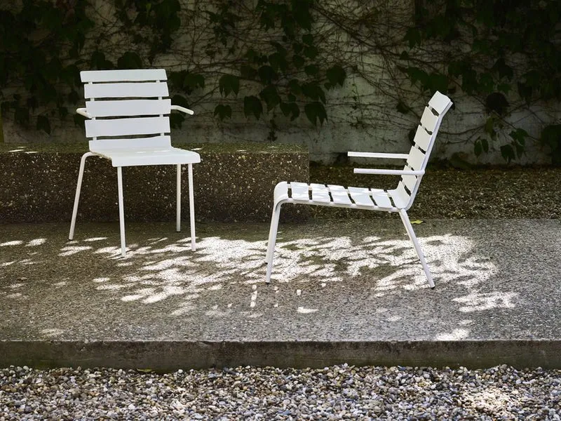 Chaise avec accoudoirs de jardin en métal blanc 56x55x82cm - valerie_objects