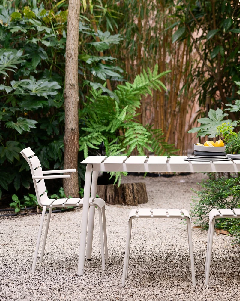 Chaise avec accoudoirs de jardin en métal blanc 56x55x82cm - valerie_objects