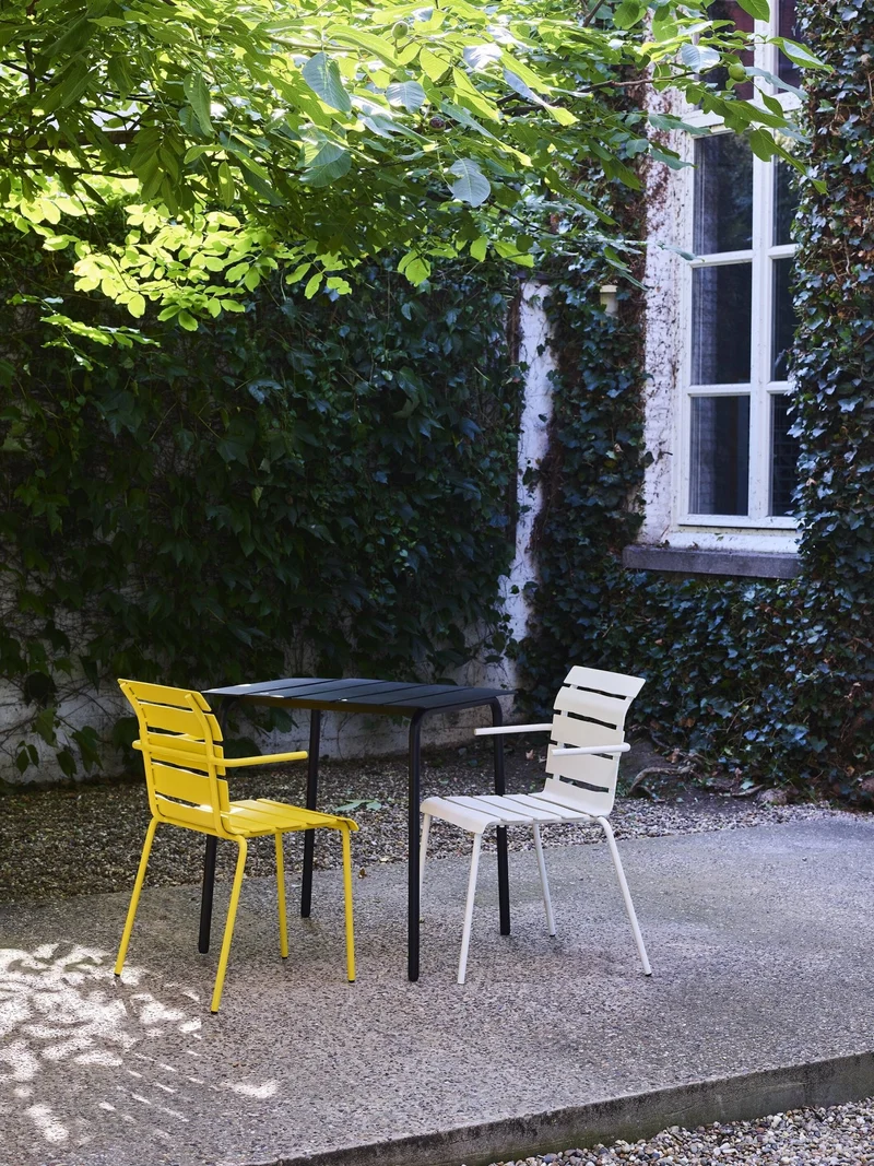 Chaise avec accoudoirs de jardin en métal blanc 56x55x82cm - valerie_objects
