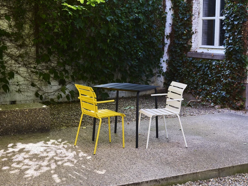 Chaise avec accoudoirs de jardin en métal blanc 56x55x82cm - valerie_objects