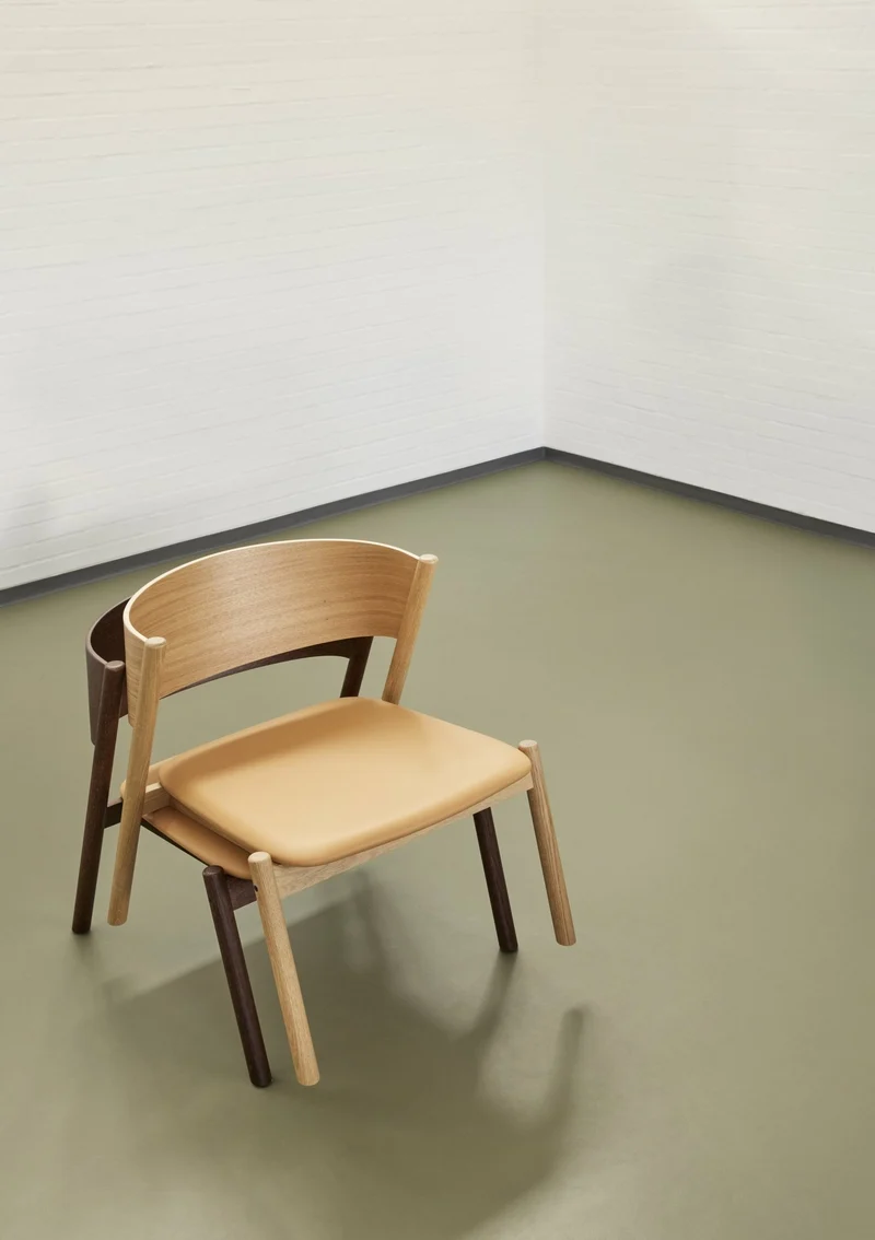 Fauteuil en chêne foncé et cuir marron Oblique - Hübsch