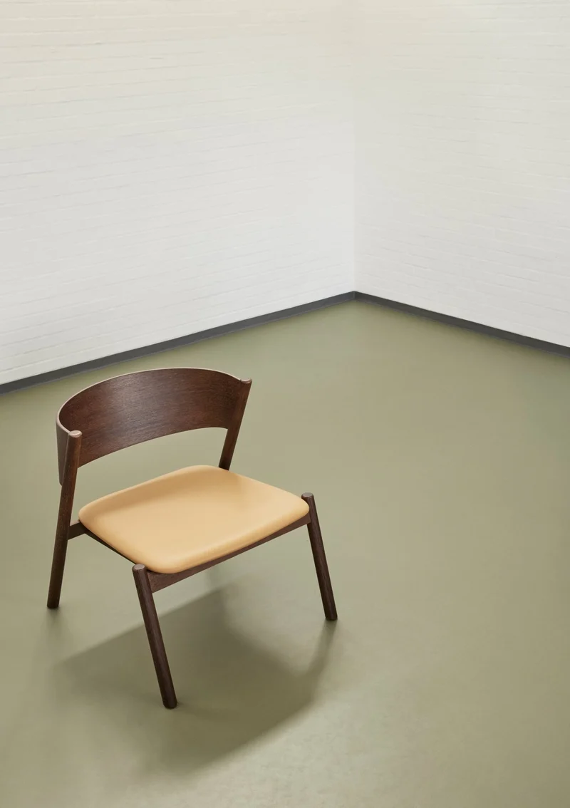 Fauteuil en chêne foncé et cuir marron Oblique - Hübsch