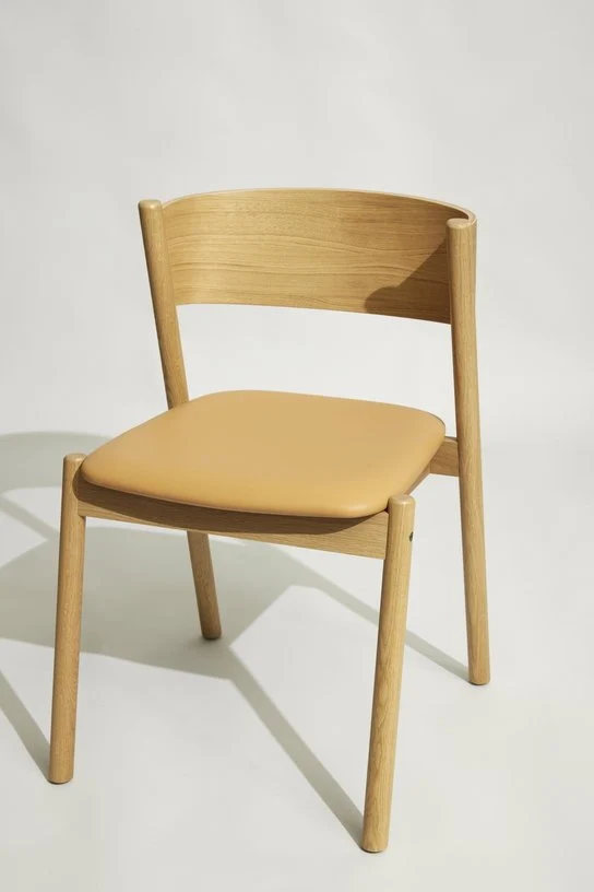 Chaise en chêne naturel et cuir beige Oblique - Hübsch
