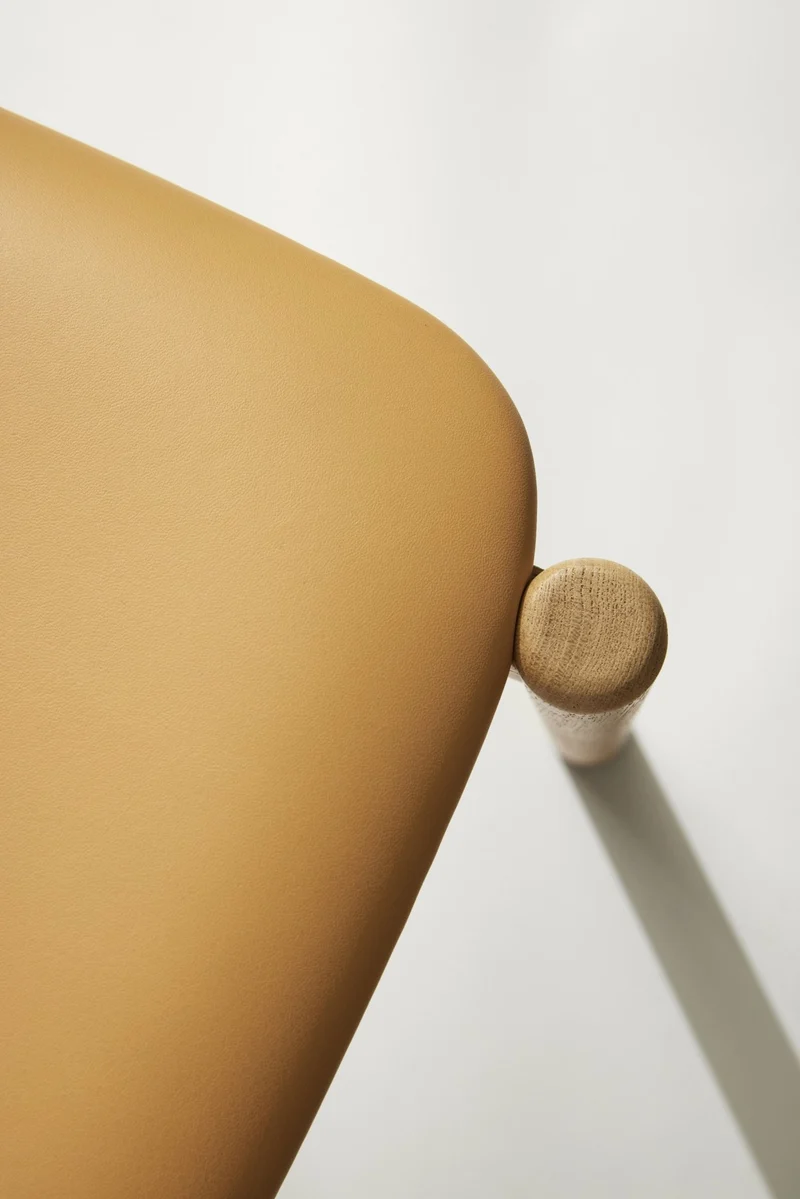 Chaise en chêne naturel et cuir beige Oblique - Hübsch