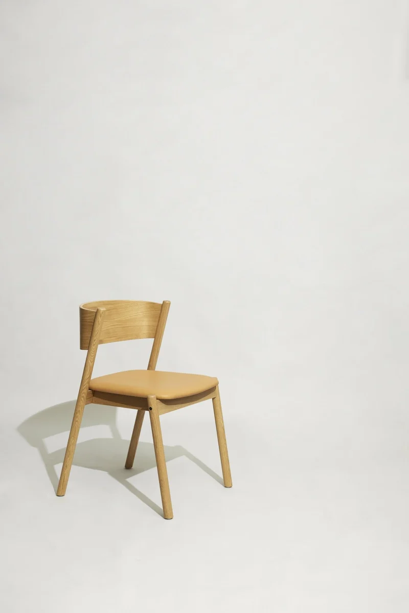 Chaise en chêne naturel et cuir beige Oblique - Hübsch