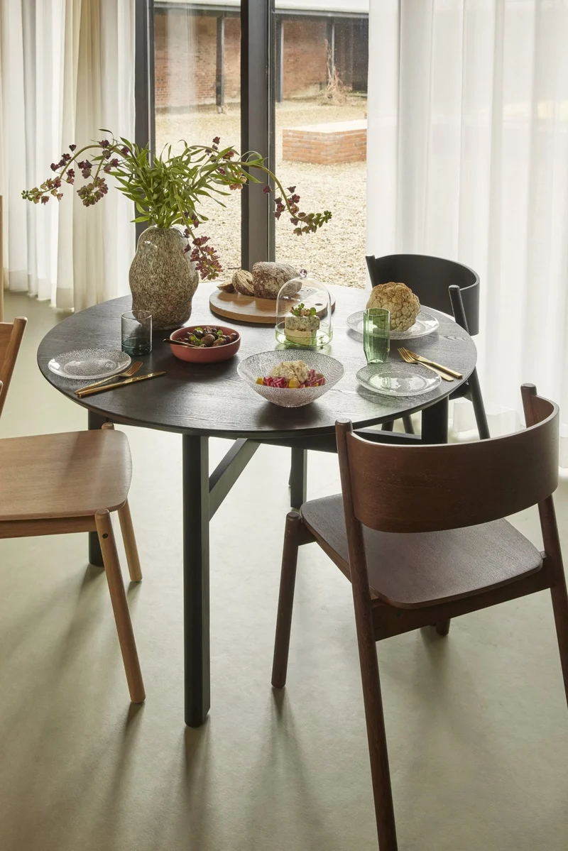 Chaise en chêne noir et cuir noir Oblique - Hübsch