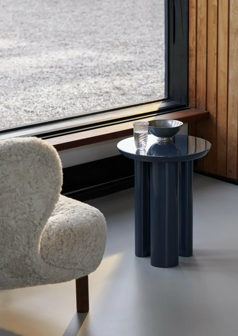 Table d'appoint laquée bleue Tung JA3 - &tradition