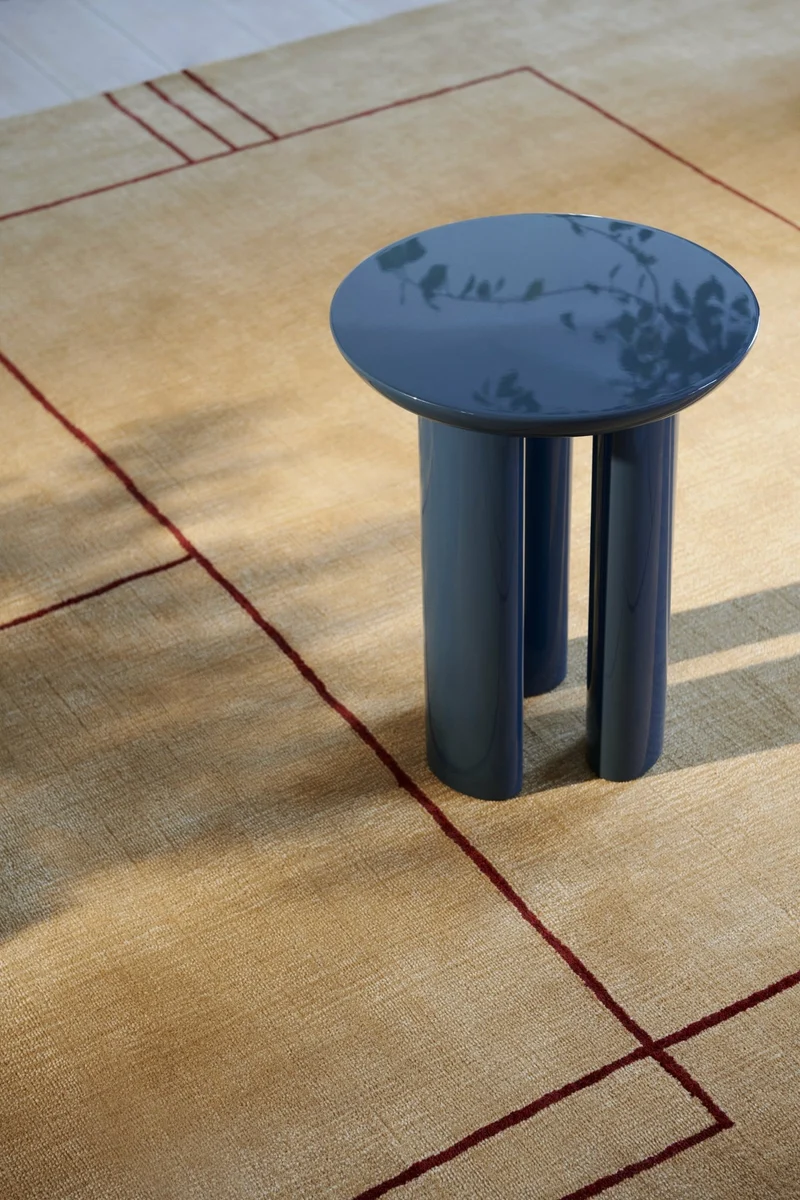 Table d'appoint laquée bleue Tung JA3 - &tradition