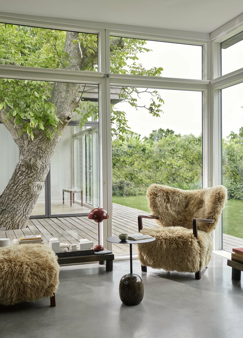 Fauteuil lounge en chêne et mouton Wulff ATD2 - &tradition