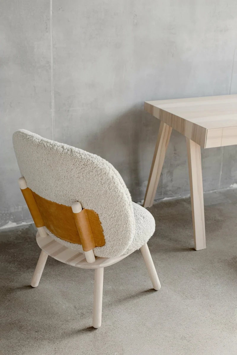 Fauteuil en frêne et laine de mouton Naïve - Emko