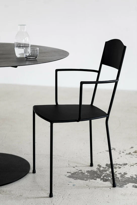 Chaise noire mate en métal avec accoudoirs 40 x 40 x 83 cm Adriana - Serax
