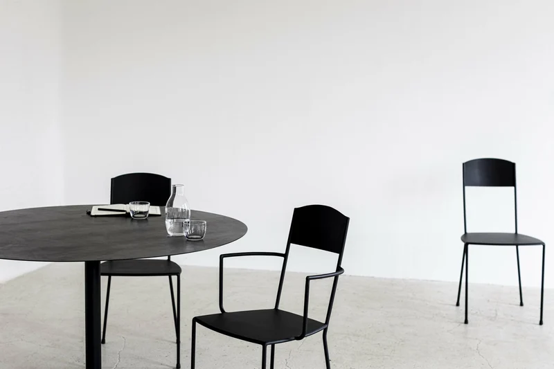 Chaise noire mate en métal avec accoudoirs 40 x 40 x 83 cm Adriana - Serax