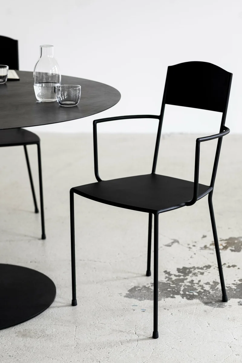 Chaise noire mate en métal avec accoudoirs 40 x 40 x 83 cm Adriana - Serax