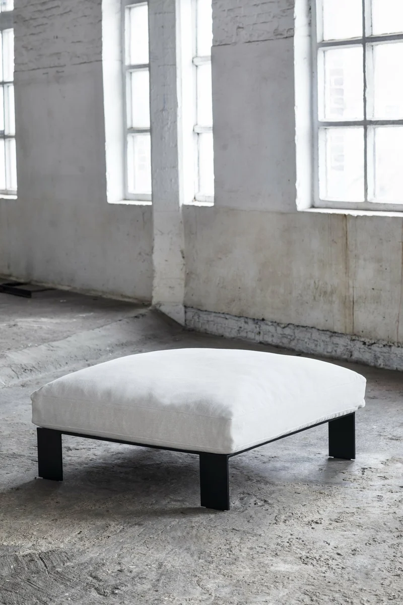 Tabouret en métal avec coussin d'intérieur couleur ivoire 91 X 91 X 20 cm Ottoman - Serax