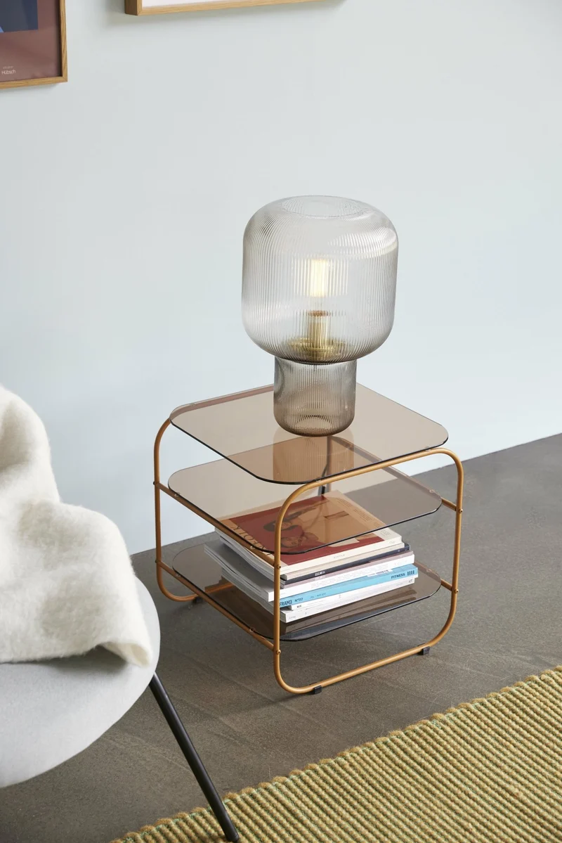 Table marron et orange en fer avec plateau en verre Echo - Hübsch