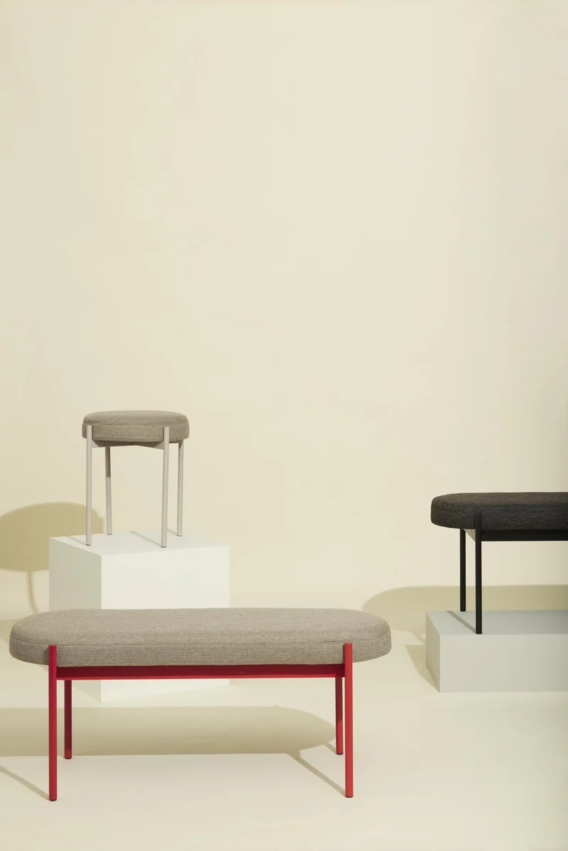 Tabouret gris avec coussin couleur sable Silo -