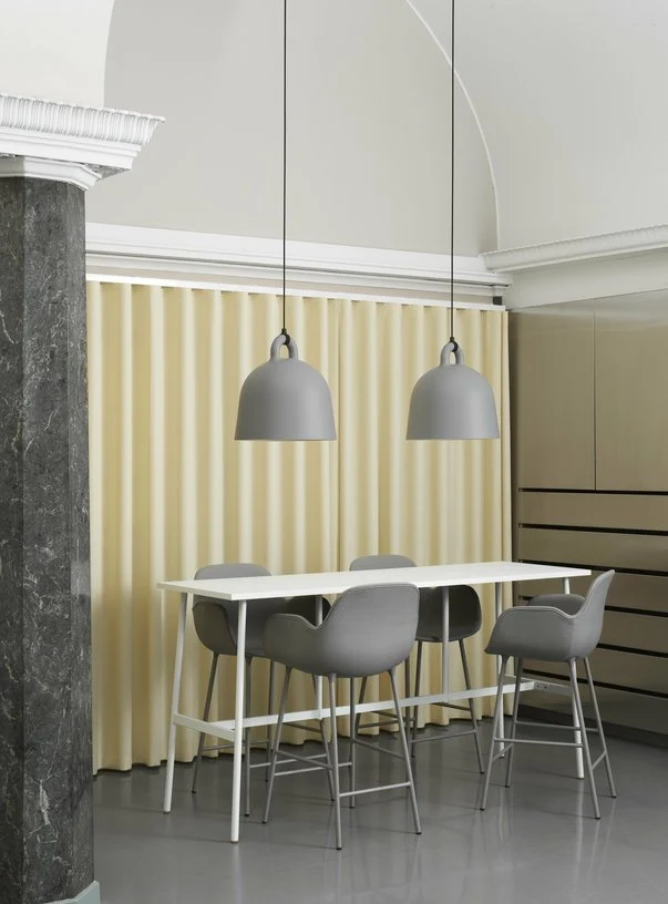 Table de bar en stratifié et laiton blanc 190 x 90 cm Union blanc - Normann Copenhagen