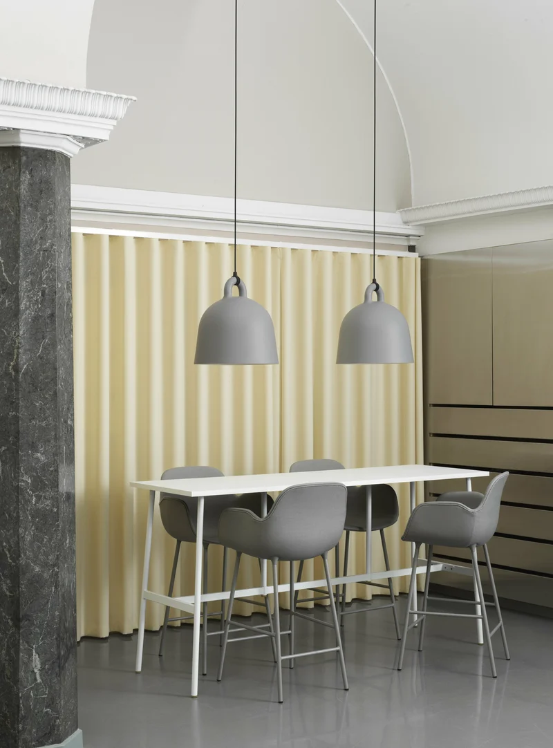 Table haute en stratifié et laiton blanc 190 x 90 cm Union blanc - Normann Copenhagen