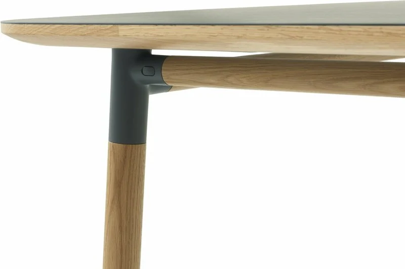 Table à manger carrée en chêne et lino vert 120 x 120 cm Form - Normann Copenhagen