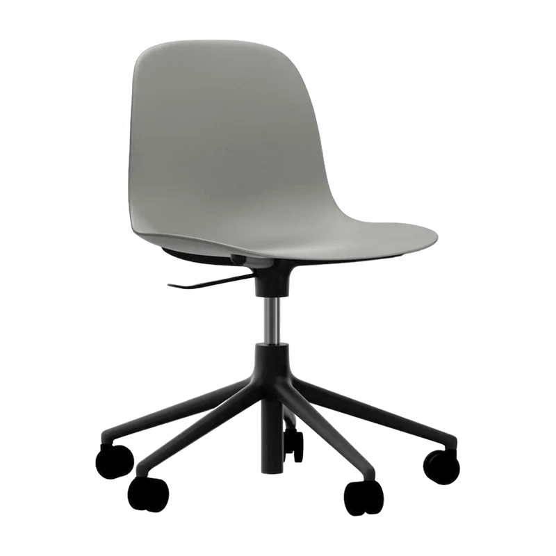Chaise de bureau réglable à roulettes en pp grise et base noire Swivel 5W Grey - Normann Copenhagen